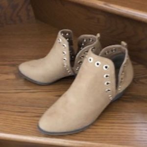 WIDE BRAND NEW TAN COLOR WESTERN SHOOTIES/BOOTIES